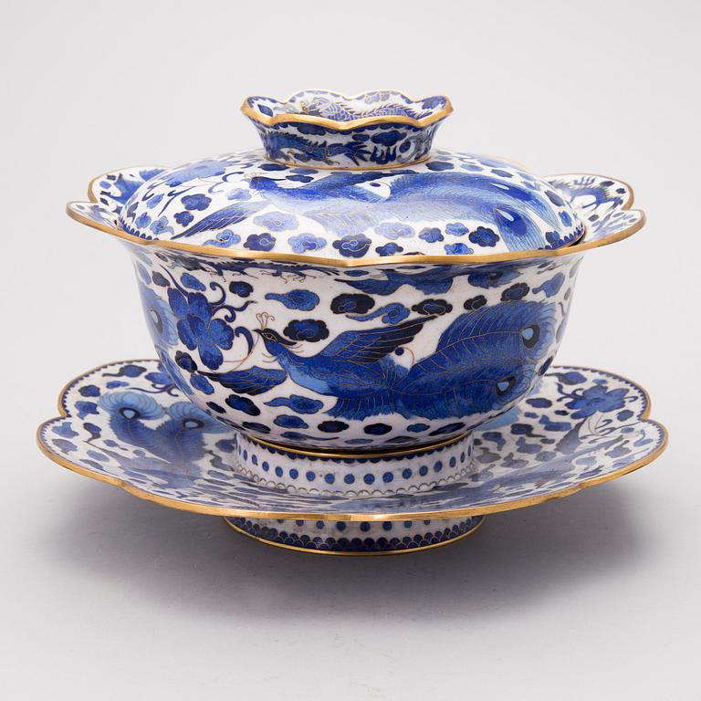 A Chinese cloisonné bowl with lid and saucer, the first half of the 20th century.