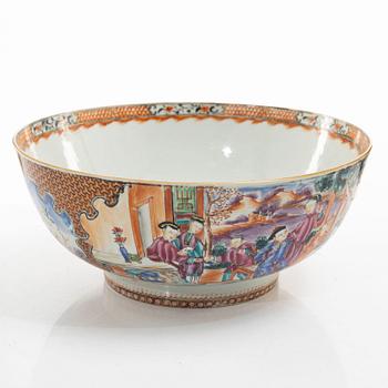 Bålskål, spilkum och bärtallrikar, ett par, porslin. Kina, Qingdynastin, 1700-tal.