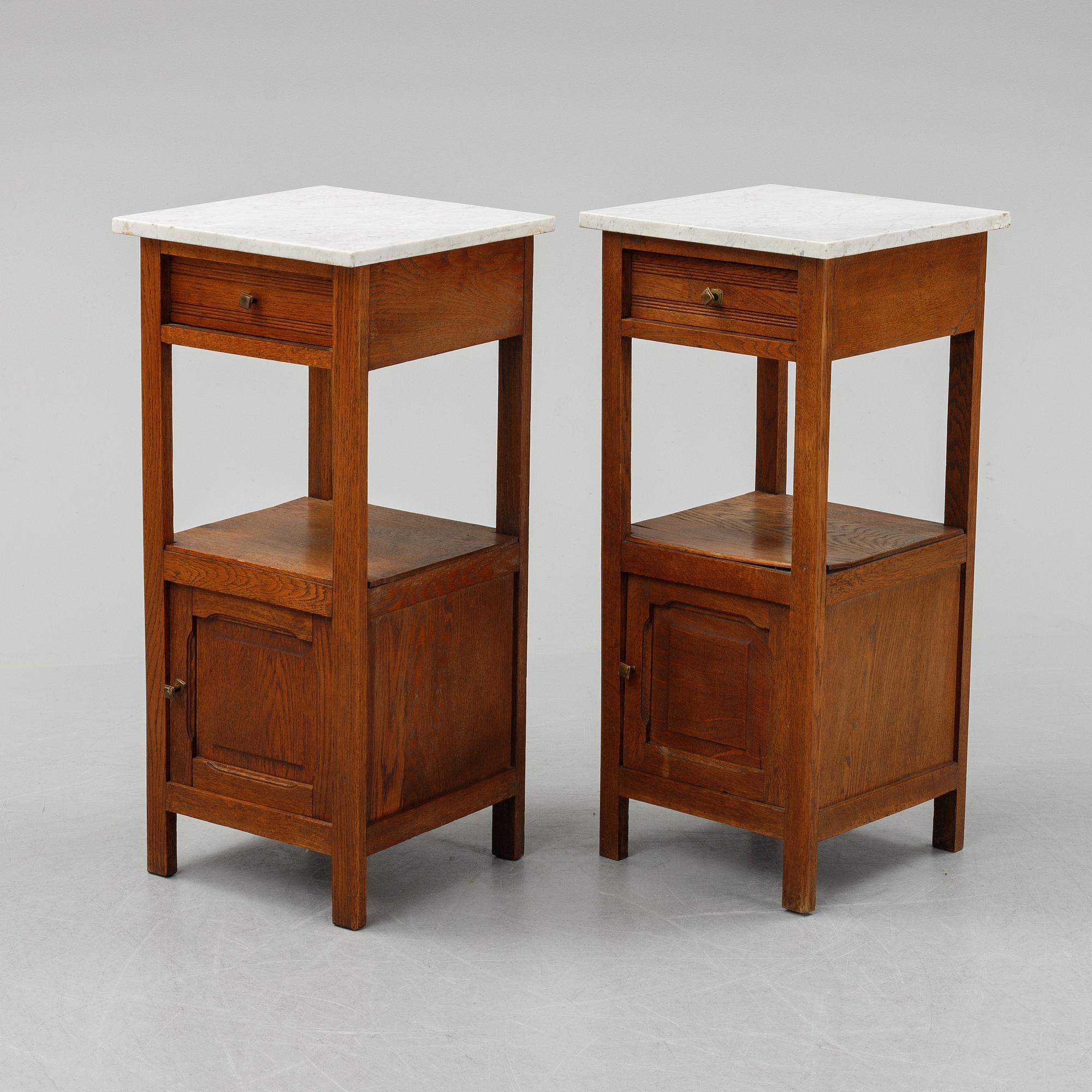 A pair od early 20th Century bedside tables.