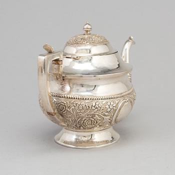 TEKANNA, silver, 1900-talets första hälft. Vikt ca 765 g.