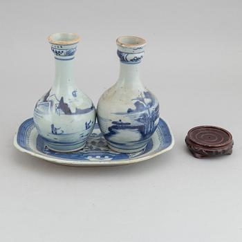 Two blue and white vases and a serving dish, late Qing dynasty, 19th Century.