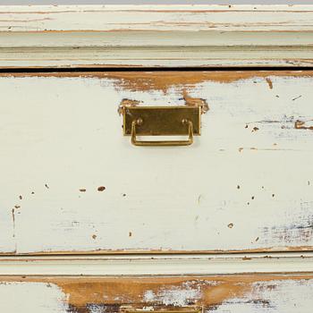 A chest of drawers, early 20th Century.