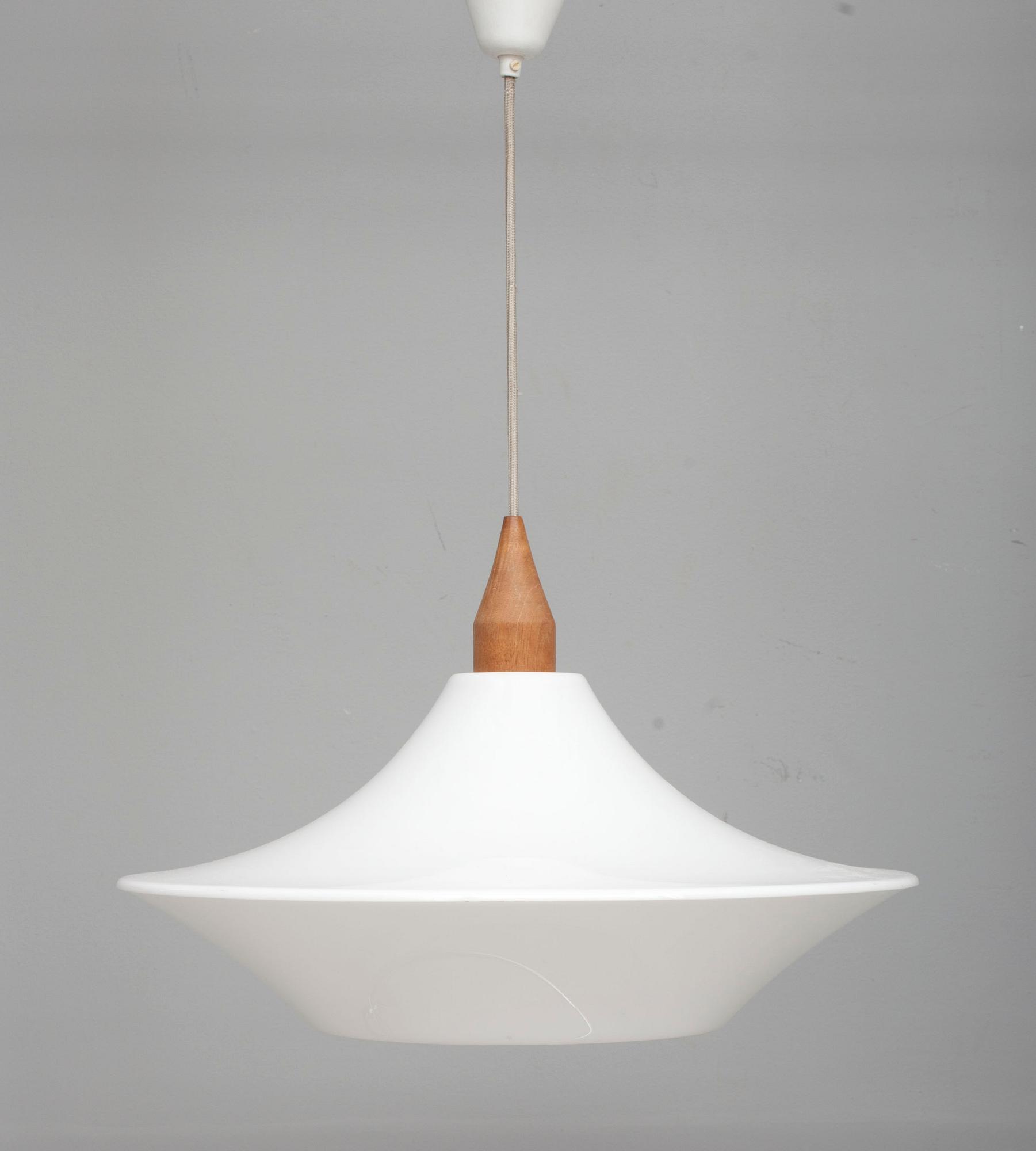 TAKLAMPA, 1900-talets slut. Höjd 70 cm.