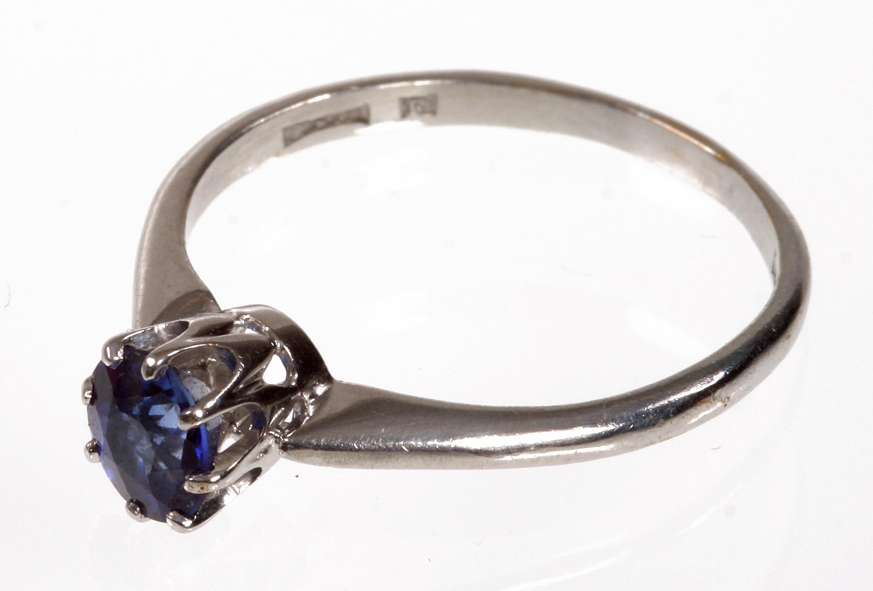 RING, vitguld 23 k, med safir.