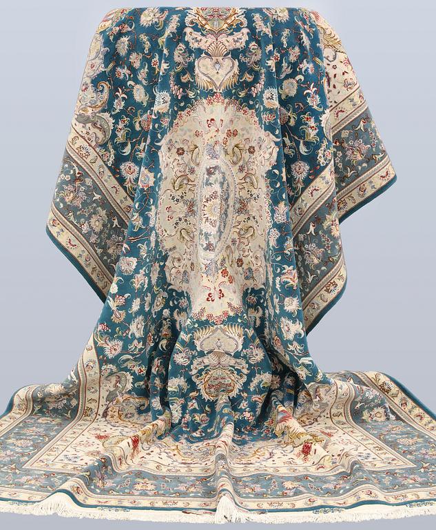 A part silk Tabriz carpet, so-called 50 Raj, approx. 306 x 200 cm.
