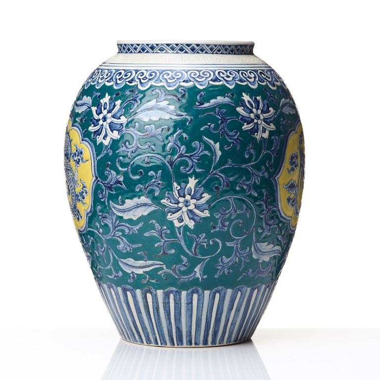 A dragon and phoenix vase, Qing dynasty, 19th Century.