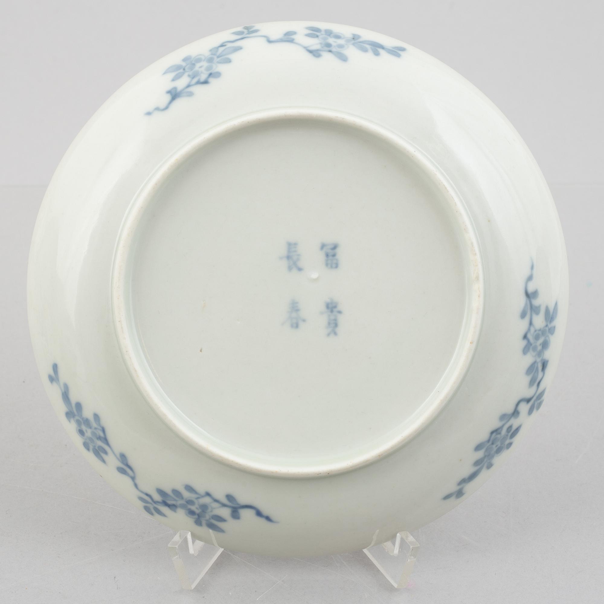 Skålar med lock, fyra stycken, samt tre fat, porslin, Fuki-Chosun, Japan, Meiji/Taishō (1868-1926).