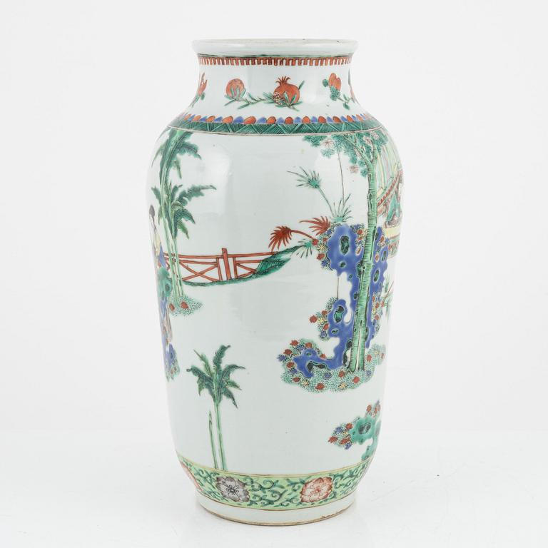 A wucai decorated vase, Qing dynasty, 19th Century.