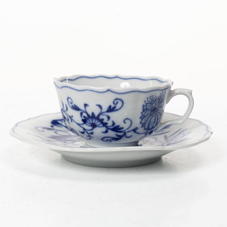 Meissen, Dinner service components, 9 pcs, “Onion Pattern”, Germany, 20th century.