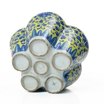 A Chinese blue and white 'clobbered' porcelain tulip vase, Qing dynasty, 19th century.