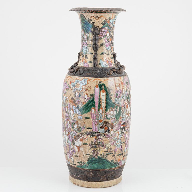 A large Chinese porcelain vase,  late Qing dynasty, around 1900.