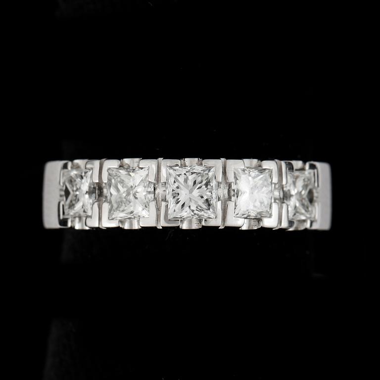 RING, 18k vitguld med briljantslipade diamanter tot ca1,35ct. Vikt 5,9g.