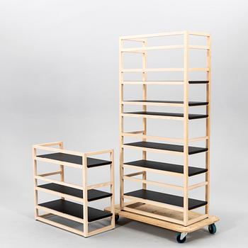 Nina Jobs hyllor 2 st "Tre shelf no 4" och "Tre shelf no 1" för Voice 2000-tal.