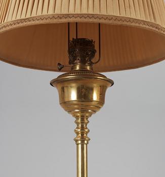 GOLVFOTOGENLAMPA, mässing, 1900-talets början.