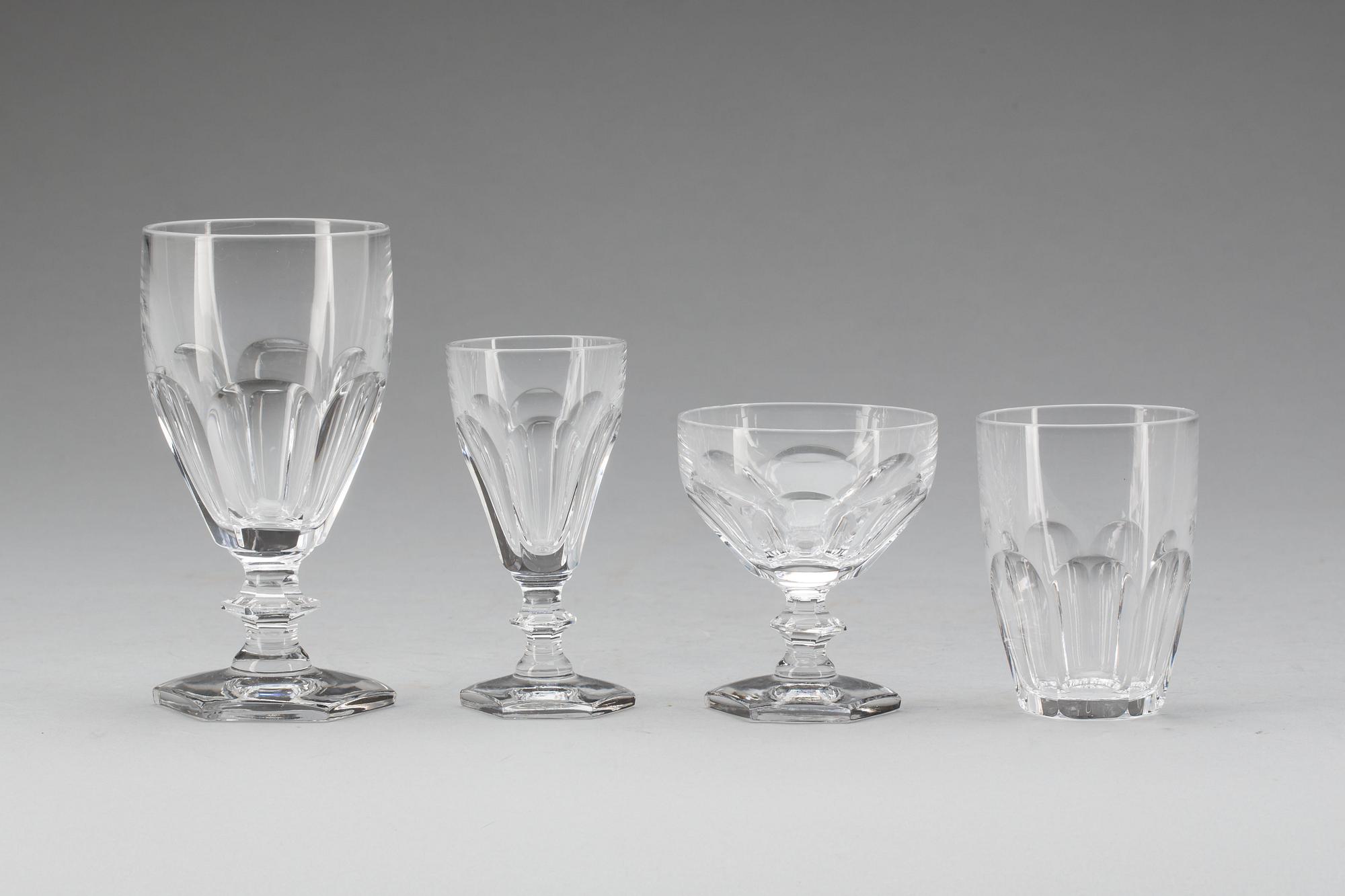 GLASSERVIS, 47 delar. 30 snarlika delar medföljer.