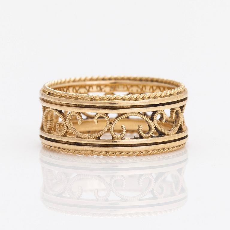 Kalevala Koru, an 18K gold 'Filigree' ring.