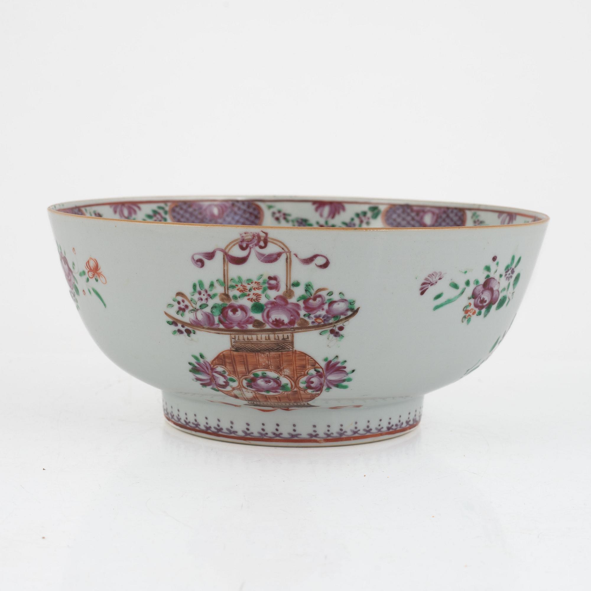 A Chinese porcelain bowl, Qing dynasty, Qianlong (1736-95).