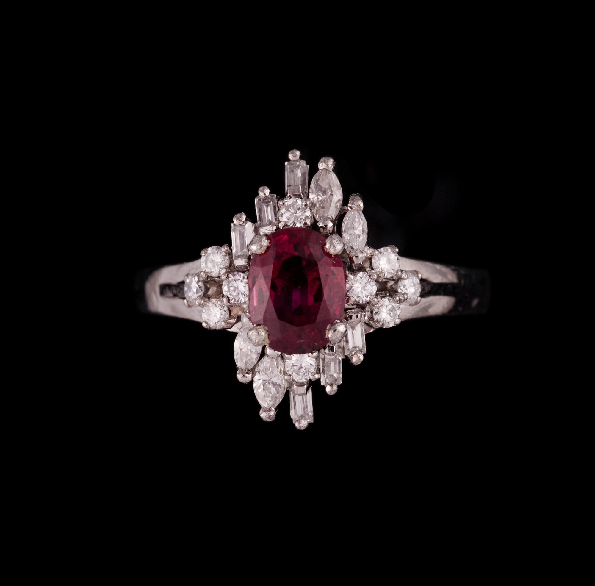 RING, platina, rubin, diamanter. Vikt ca 5,6 g.