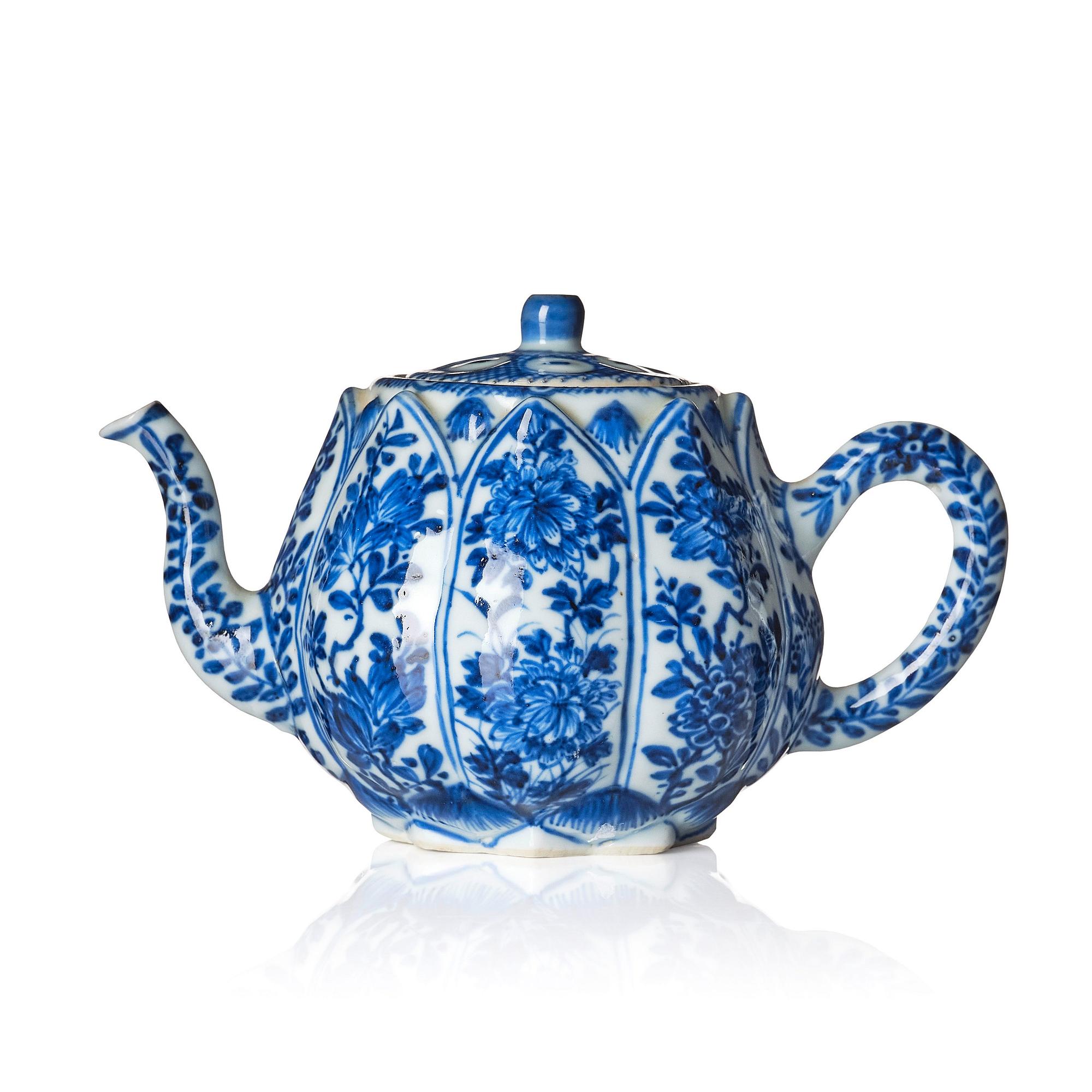 A blue and white tea pot with cover, Qing dynasty, Kangxi (1662-1722).
