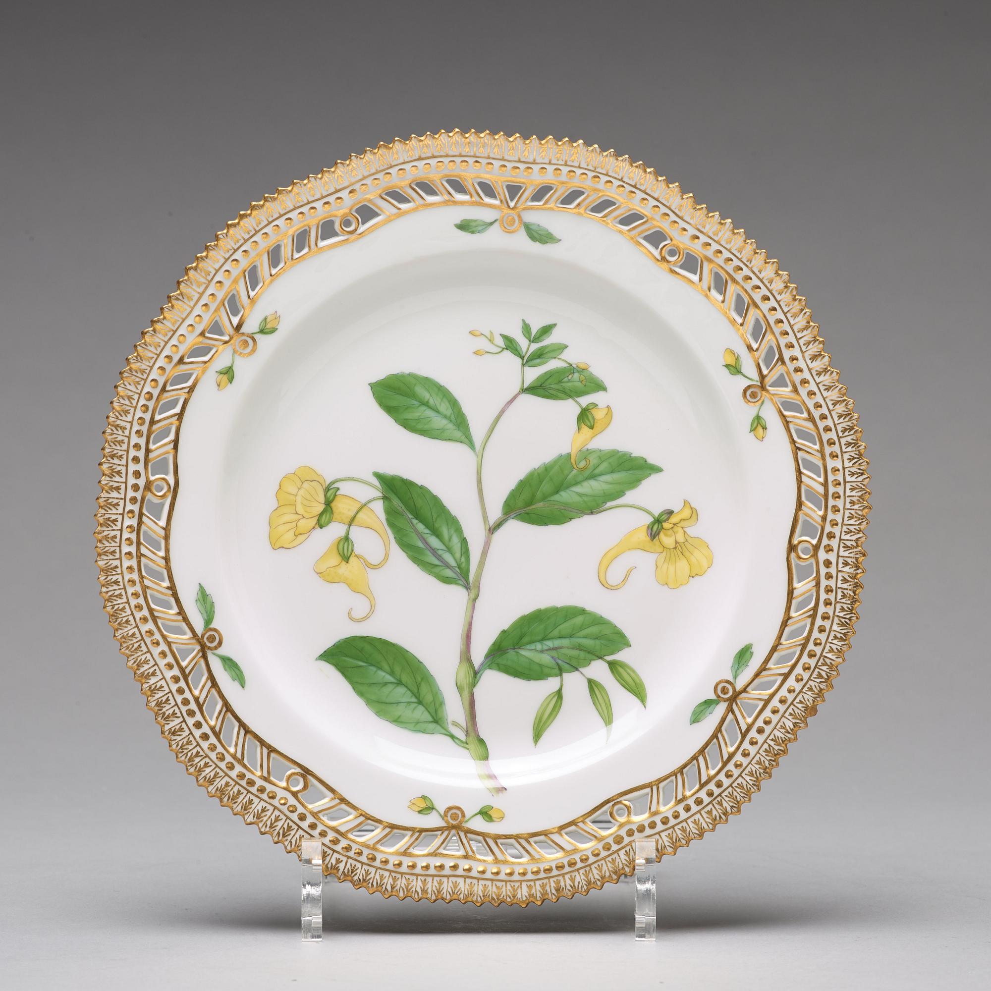 A set of 12 Royal Copenhagen 'Flora Danica' dessert dishes, Denmark, 20th Century.