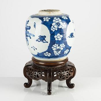 A blue and white jar, Qing dynasty, Kangxi (1662-1722).