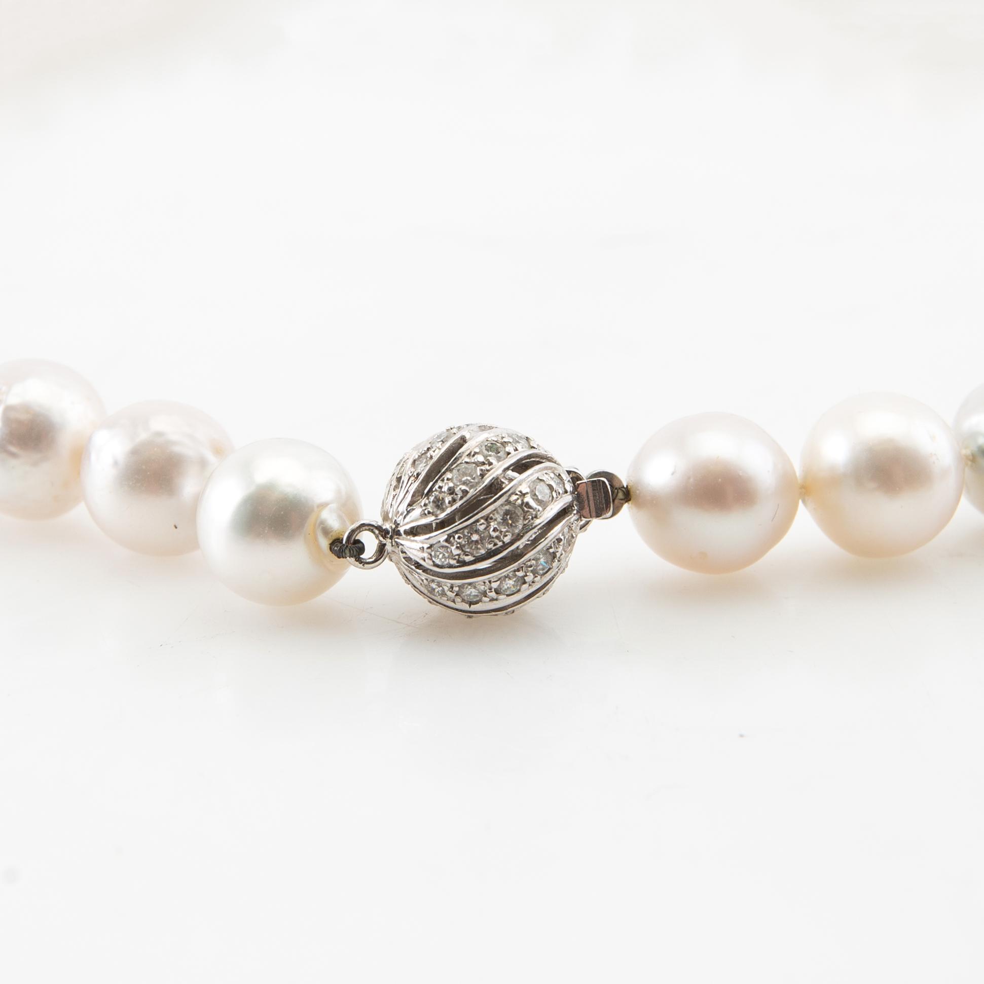 Necklace, 18K white gold and brilliant-cut diamonds and saltwater pearls.