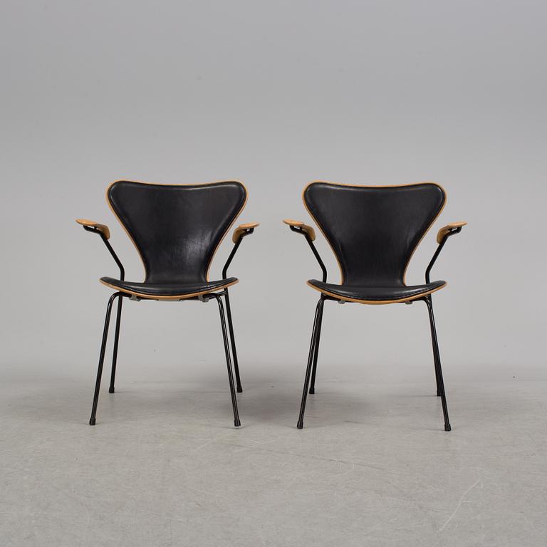 ARNE JACOBSEN, stolar 2 st, "Sjuan", Fritz Hansen, Danmark 1989.