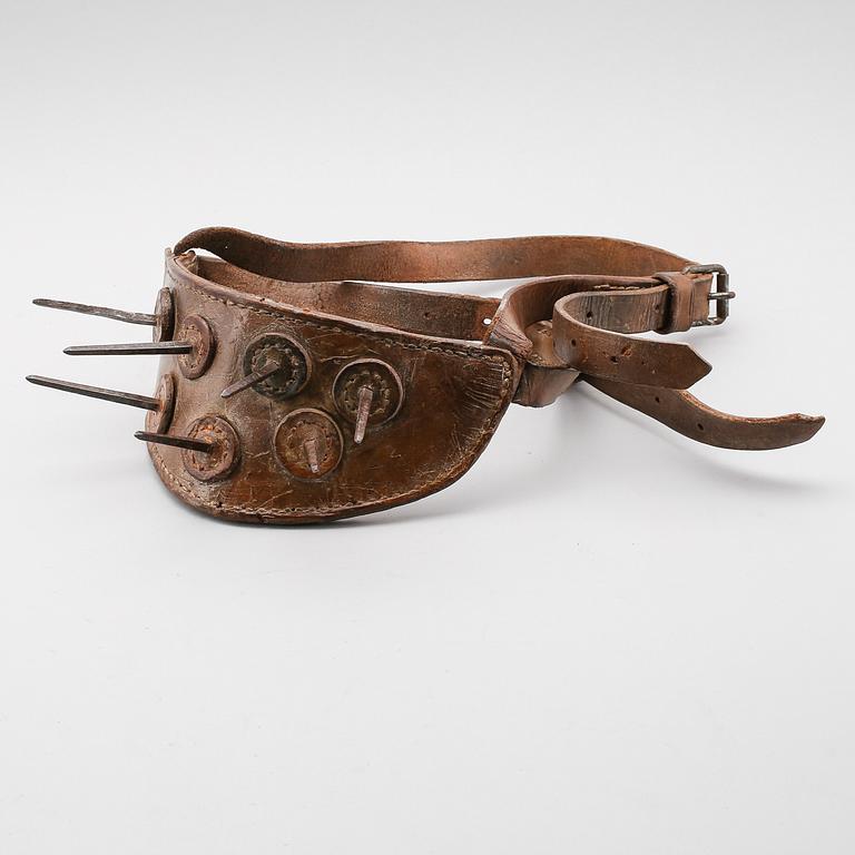 HUNDHALSBAND, läder, omkring år 1900.