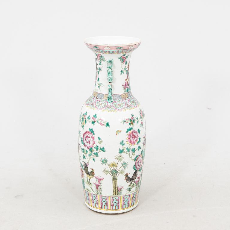 A Chinese porcelain vase, around 1900.