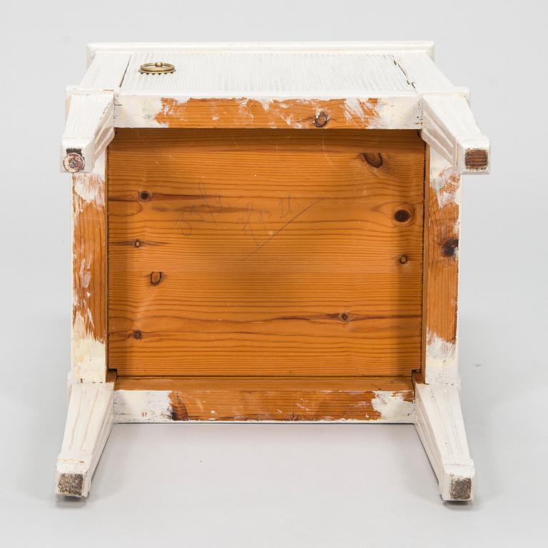 Nattduksbord/sängbord, gustaviansk stil, omkring 1900.
