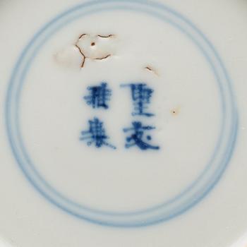 KOPPAR med FAT, fyra stycken, porslin. Qingdynastin Kangxi (1662-1722).