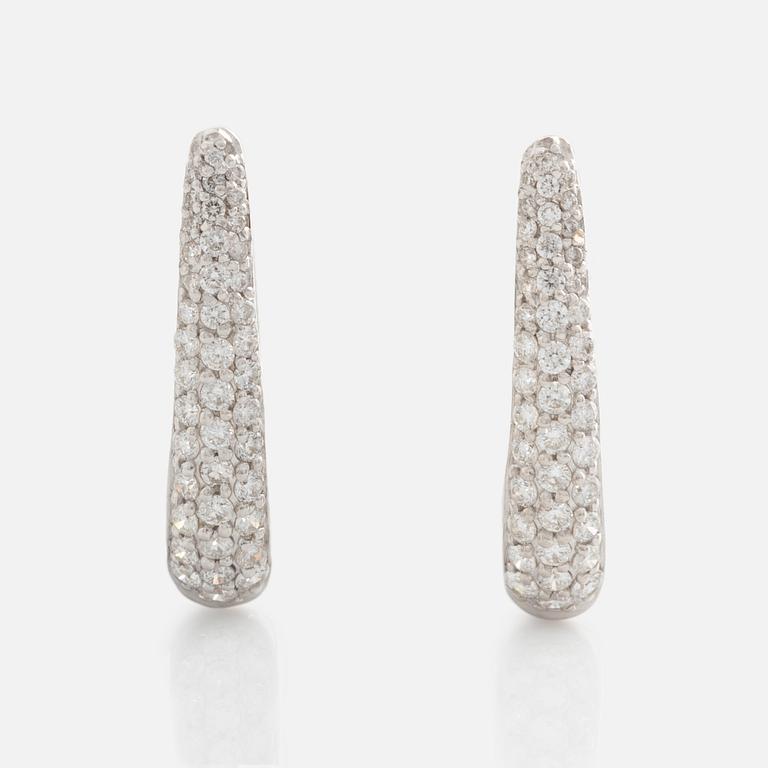 Earrings, with brilliant-cut diamonds.