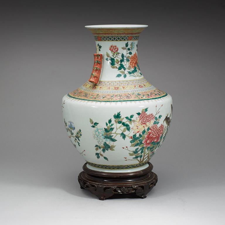 A large enamelled vase, Qing dynasty with Guangxus mark and period (1875-1908).