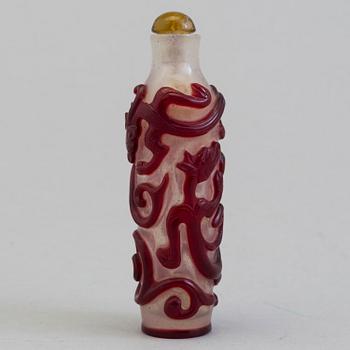 A large Peking glass snuff bottle, Qing dynasty, late 19th Century.