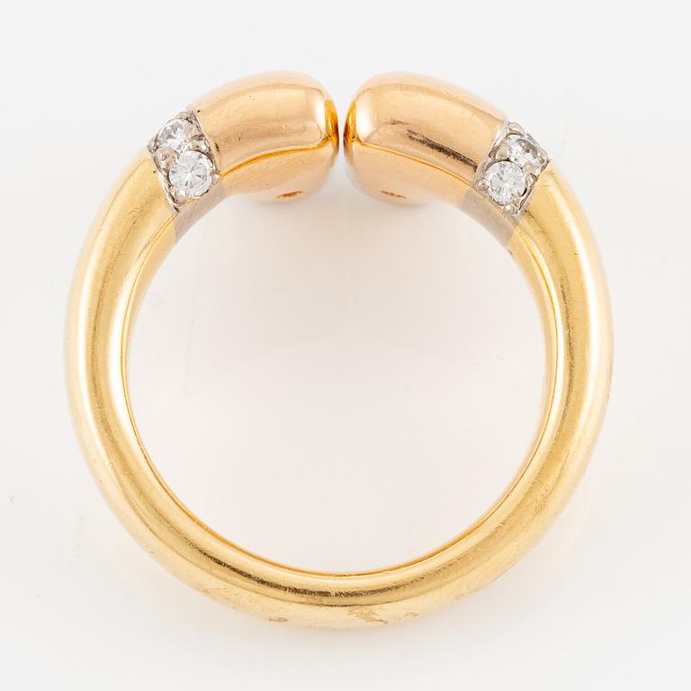 A Gaudy ring 18K gold with old-cut and brilliant-cut diamonds.