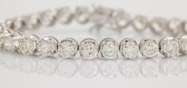 Armband 18K vitguld med runda briljantslipade diamanter totalvikt ca 12.00 ct.