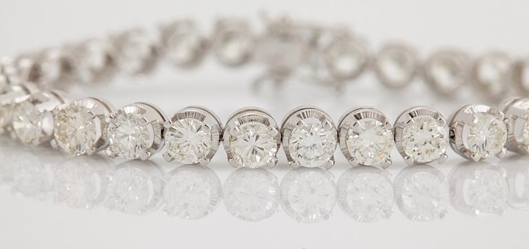 An 18K white gold bracelet set with round brilliant-cut diamonds with a total weight of ca 12.00 cts.