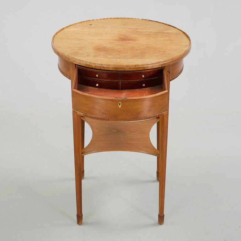 BORD. Sengustaviansk stil, 1900-talets första hälft.