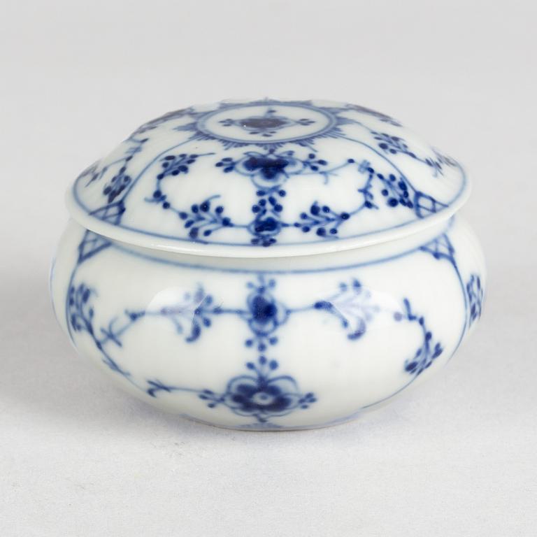 A 'Blue Fluted Plain' porcelain box, Royal Copenhagen, model 313, 1898-1923.