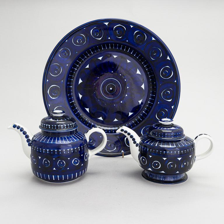 Ulla Procopé, two ceramic teapots and a dish Arabia Finland.