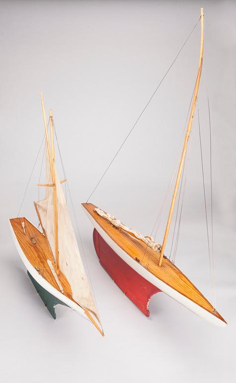 MODELLBÅTAR I TRÄ, 2 st, 1900-talets förstahälft.