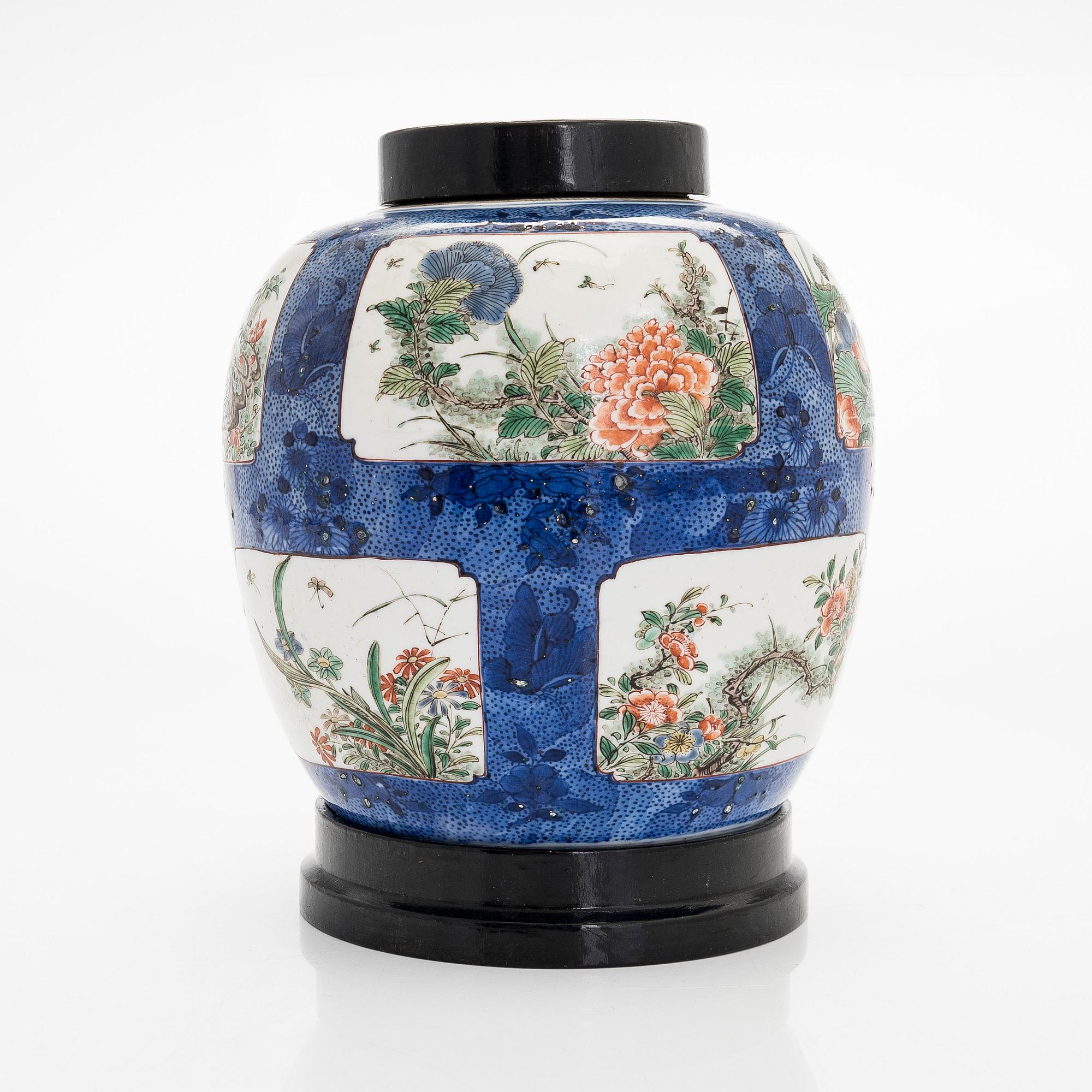 A Kangxi style porcelain urn, China, 20th century.