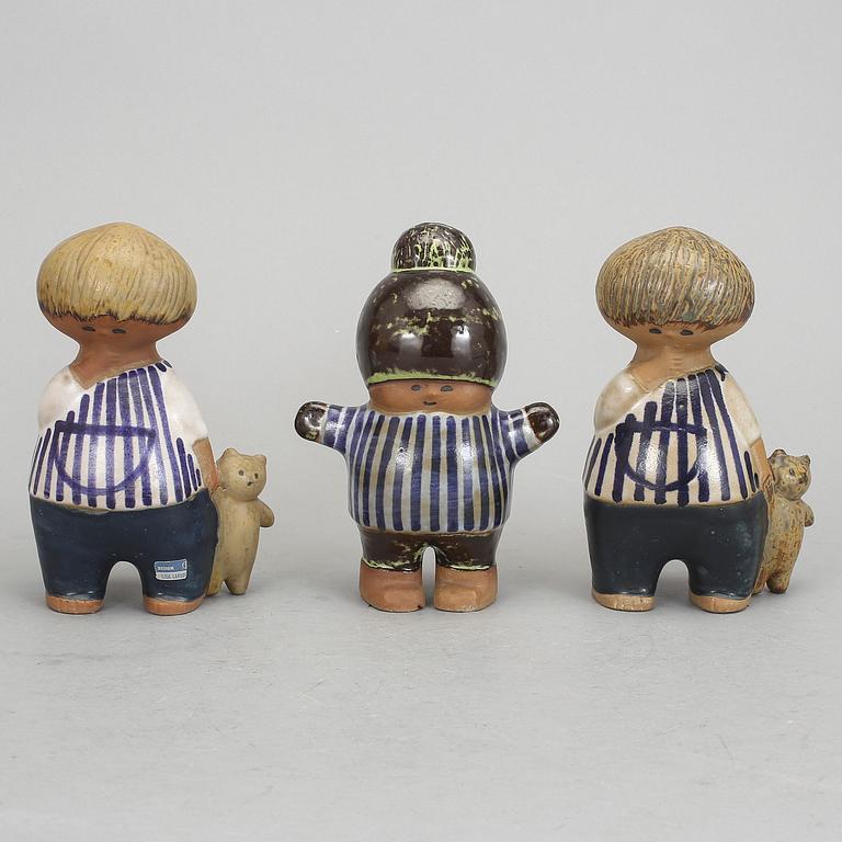 FIGURINER 3 st, stengods. Lisa Larson, Gustavsberg. 2 st "Malin" och 1 st "Kalle" ur serien "Larsons ungar".