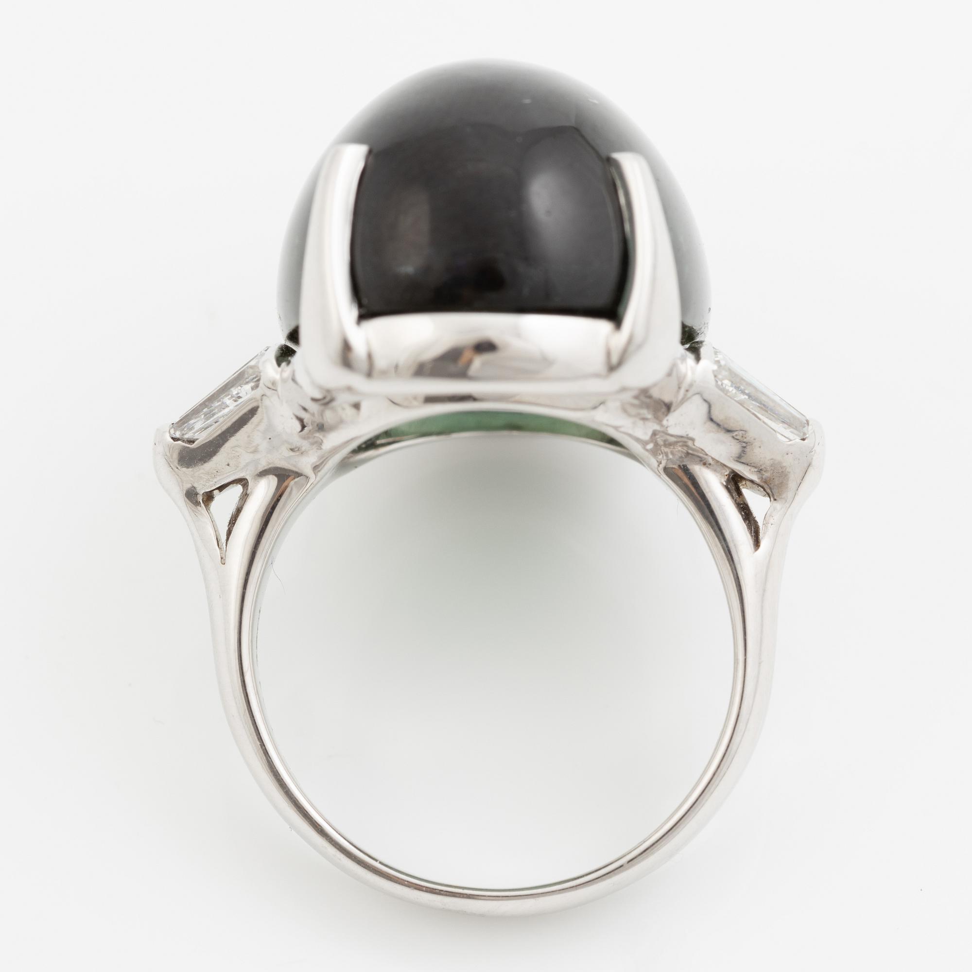 Ring, cocktail ring, 18K white gold with a large cabochon-cut green tourmaline and trapeze-cut diamonds.