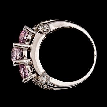 RING, 14 k vitguld, 3 rosa safirer tot ca 4.77 ct, mindre diamanter tot ca 0.16 ct.