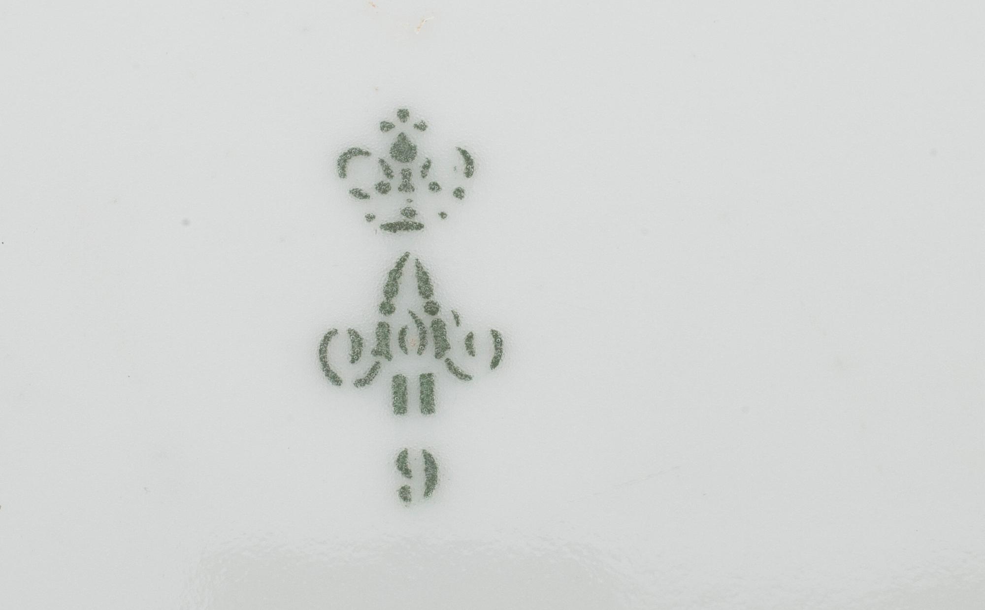 TALLRIKAR, 4 st, porslin, Alexander II period (1855-1881). Kejserliga Porslinsmanufakturen i S:t Petersburg.