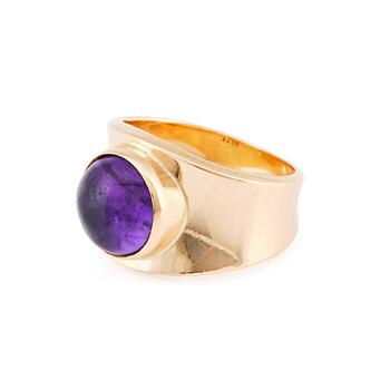 497. Georg Jensen, an 18K gold ring set with a cabochon-cut amethyst, Copenhagen post 1945, design nr 1124.