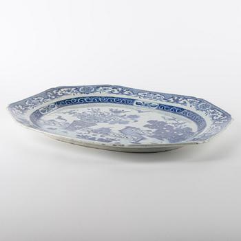 A blue and white serving dish, Qing dynasty, Qianlong (1736-95).