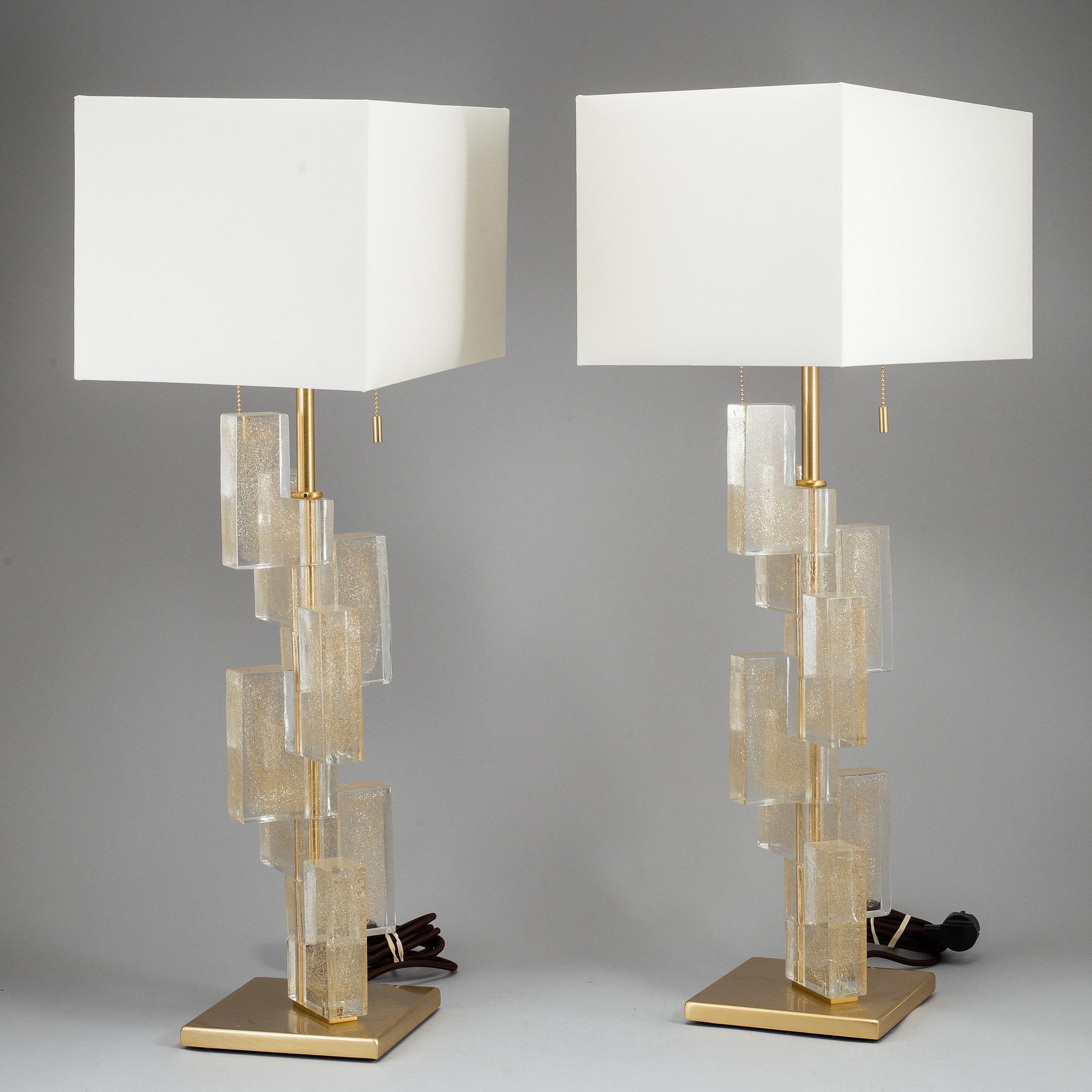 A Esha Alta glass and brass table lamp from Donghia lightning. Bukowskis