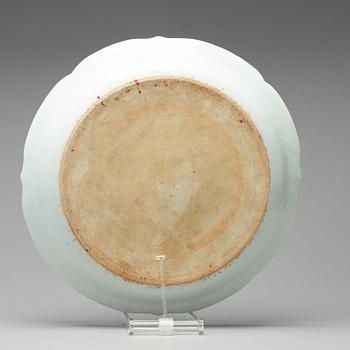 A large blue and white dish with strainer, Qing dynasty, Qianlong (1736-95).